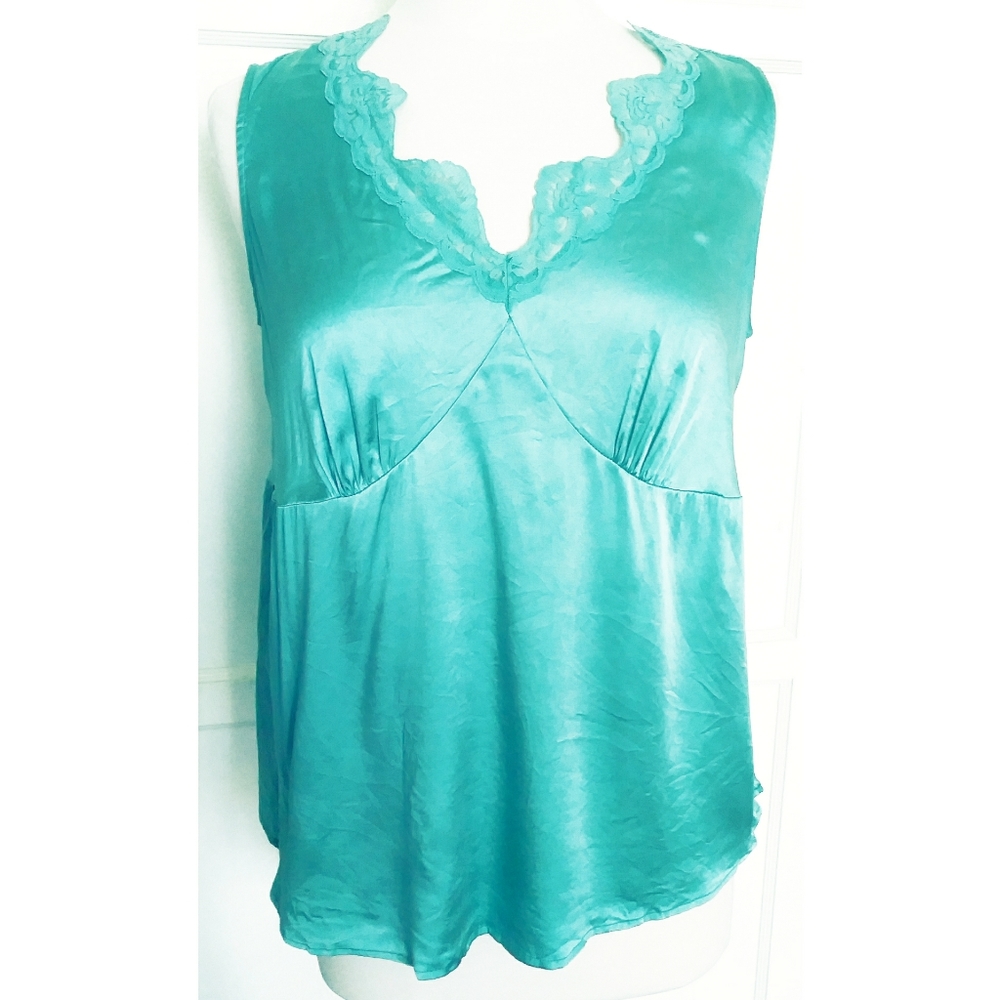 Holly Robinson peete maternity nightgown